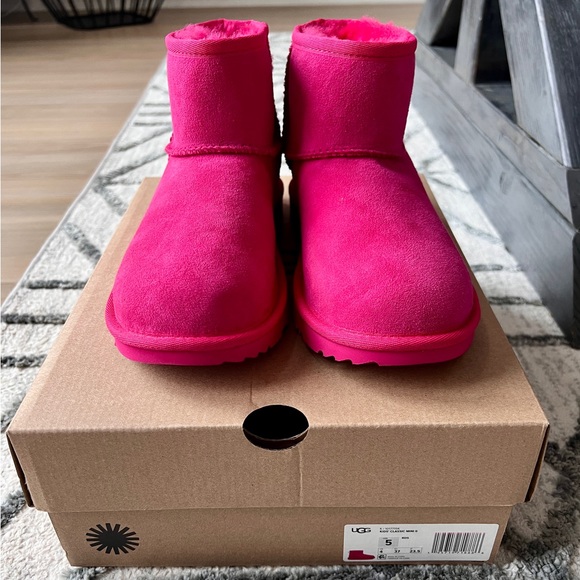 SOLD. UGG KIDS CLASSIC MINI II BOOTS! NIB! BIG KID! COLOR RADISH! SEVERAL SIZES - Picture 3 of 3
